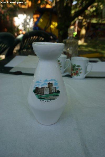 Kishibás kerámia váza a gyulai vár képével eladó.