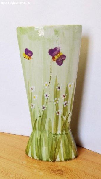 Antik fajansz váza mezei virágokkal, és méhekkel