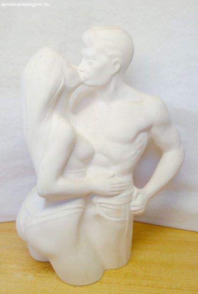 Csók. Világhy Árpád szobrász-keramikus alkotása fehér