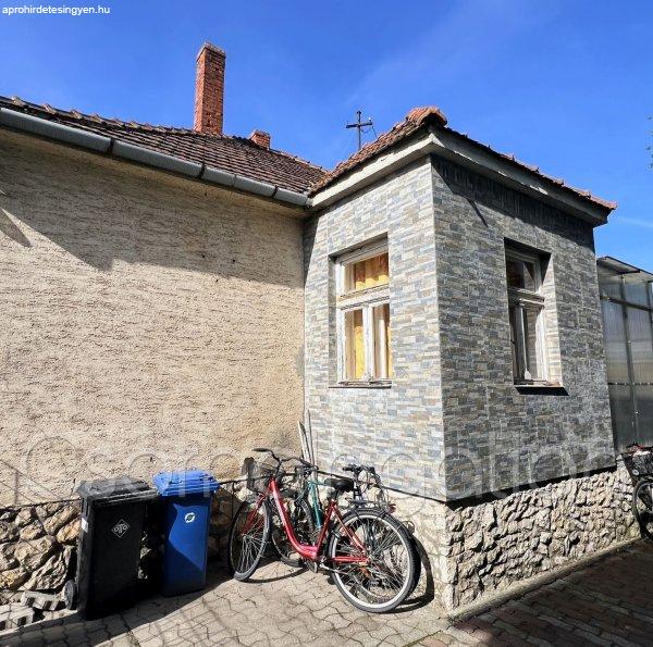 Csorna - központ közeli 3 szobás összkomfortos ház elad