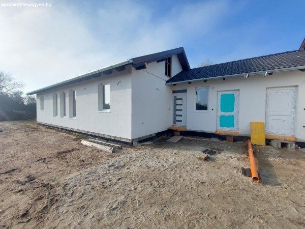 Új építésű ikerház saját használatú udvarral - Pusztaszabolcs