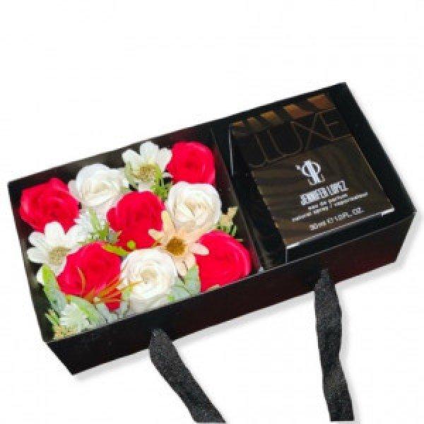 Fekete box ajándékdoboz piros-fehér szappanrózsával - Jlo luxe parfüm