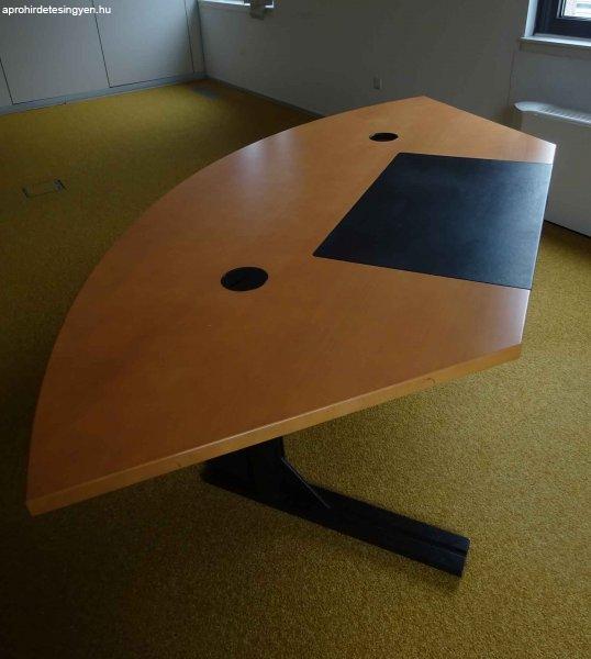 Bükk színű főnöki asztal, íróasztal - 240x110 cm, has