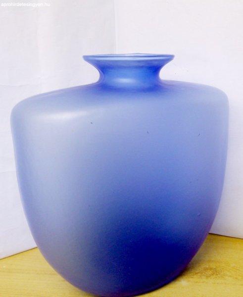 Formába fújt, kék színű öblös üveg váza esernyős c