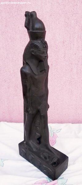 Fekete fáraó álló szobor körben egyiptomi szimbólumokk
