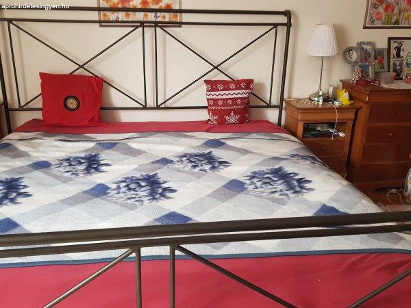 Vaskeretes francia ágy
