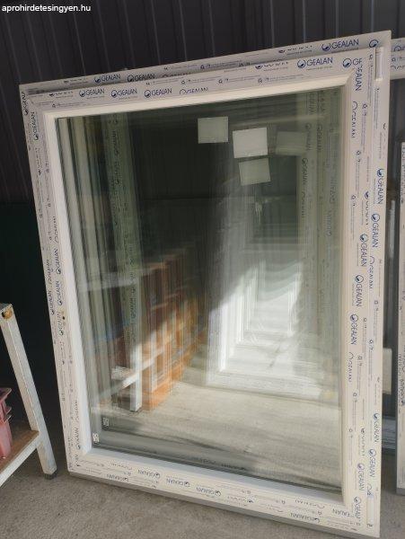 120 x 120 bukó-nyíló műanyag ablak