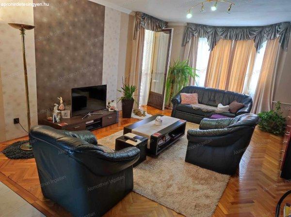 Debrecen- Belvárosban, 3 szoba+nappali, nagy étkező  mediterrán konyhás,
zárószinten, tégla lakás Eladó.