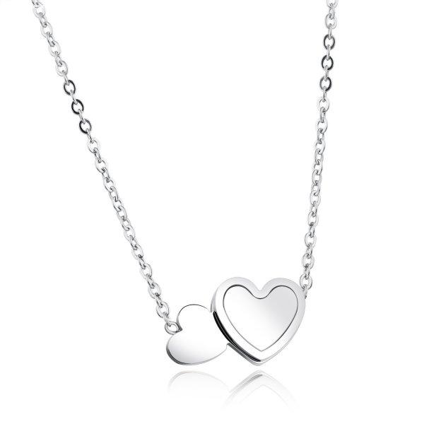 Nyaklánc ezüst színű acélból, ovális gyűrűk, két lapos szív,
gyöngyház, szivárványos fényvisszaverődés