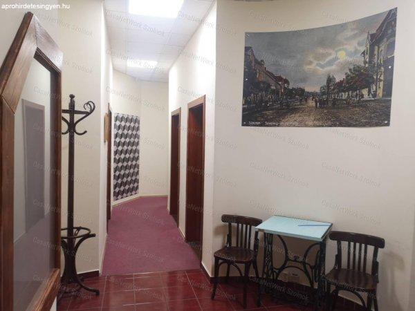 Szolnok belvárosában első emeleti iroda , bútorokkal együtt kiadó