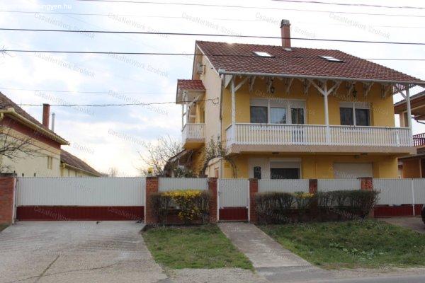 Tiszaföldváron felújított  3 generációs családi ház eladó