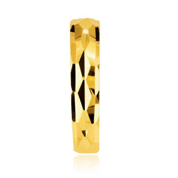 Piercing 585 sárga aranyból - fülbevaló fazettált négyzetekből álló
mintával, csillogó kivitelben.