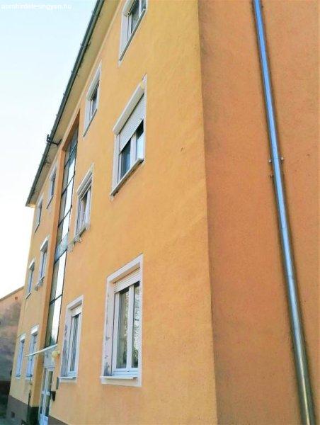 Győrben, Nádorváros családi házas övezetében 3 szobás nagyméretű
téglalakás eladó